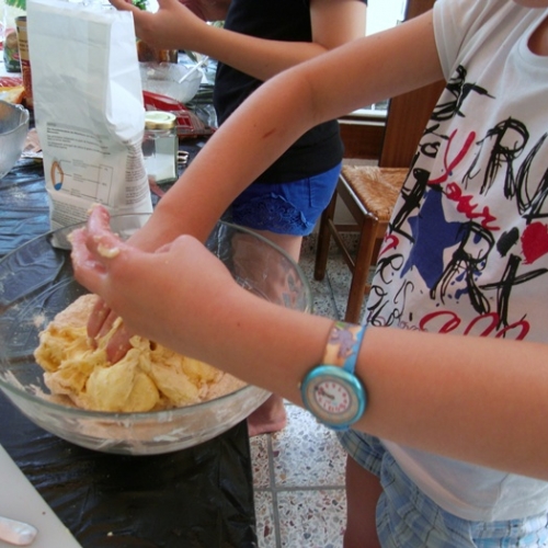 Tout le monde met la main à la pâte pour confectionner des friandises qui seront vendues au marché pour récolter des fonds pour notre projet DREAM.