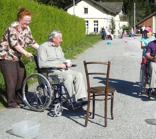 Une course en chaise roulante amuse tout le monde.