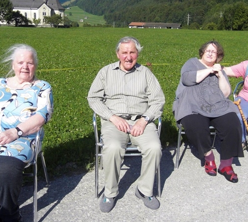 Une course en chaise roulante amuse tout le monde.