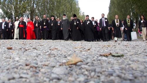 Cerimonia_nel_luogo_memoriale_del_campo_di_concentramento_di_Dachau_48